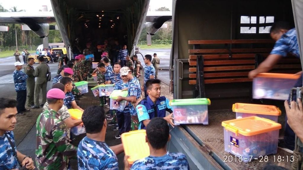 TNI Tambah Bantuan Kemanusiaan untuk Korban Kelaparan di Maluku TNI Tambah Bantuan Kemanusiaan untuk Korban Kelaparan di Maluku