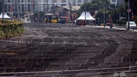 Penampakan waring yang masih menutupi Kali Item, Jakarta, Minggu (29/7/2019).