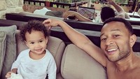 Tak hanya berduaan, keduanya juga mengajak serta anak-anak mereka. Foto: dok. Instagram John Legend