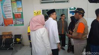 TGB berkoordinasi dengan petugas yang menangani korban gempa. Foto: Kanavino/detikcom