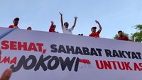 Jokowi kemudian memegang bendera lomba bersiap melepas peserta. Pukul 06.27 WITA, kegiatan dimulai.Foto: Biro Pers Setpres