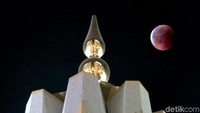 Di Masjid Nabawi Kota Madinah pun dapat menyaksikan momen gerhana bulan yang langka ini.