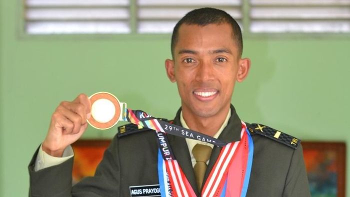 Agus Prayogo menjalani dua profesi dengan seimbang. (dok. istimewa) Agus Prayogo menjalani dua profesi dengan seimbang. (dok. istimewa)