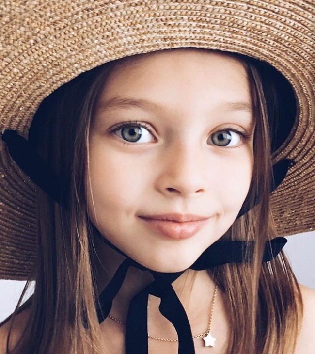 Anna Pavaga, juga berasal dari Rusia, juga dikagumi karena kecantikannya. Usia Anna baru sembilan tahun tapi ia sudah menjadi model cilik profesional. Pemotretan pertama Anna sebagai model dimulai sejak usianya masih tiga tahun. Foto: Instagram/@annapavaga