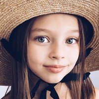 Anna Pavaga, juga berasal dari Rusia, juga dikagumi karena kecantikannya. Usia Anna baru sembilan tahun tapi ia sudah menjadi model cilik profesional. Pemotretan pertama Anna sebagai model dimulai sejak usianya masih tiga tahun. Foto: Instagram/@annapavaga