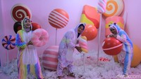 Sebuah rumah, berlantai dua dan berwarna pink itu bernama candy house. Rumah permen ini berada di kawasan Obyek Wisata Happy Farm Ciwidey, Kabupaten Bandung, Jawa Barat. (Wisma Putra/detikTravel)
