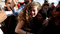 Sempat ada ketegangan di pos pemeriksan sebelum Tamimi tiba, yakni beberapa pria yang membawa bendera Israel mendekati para pendukung Tamimi yang membawa bendera Palestina. Beruntung hanya terjadi adu mulut di antara kedua kelompok itu.(Foto: dok Reuters)