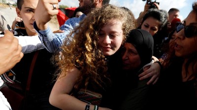 Tangis Haru Sambut Bebasnya ABG Penampar Tentara Israel