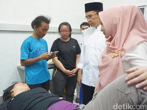 TGB Jenguk Korban Gempa di RS Soedjono Lombok Timur