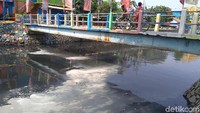 Begini bentuk serbuk tersebut setelah dituangkan ke Kali Item (Foto: Ahmad Bil Wahid/detikcom)