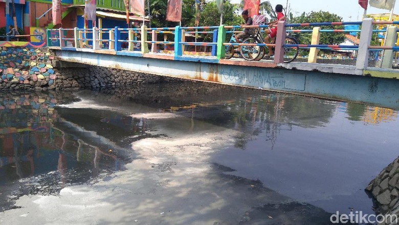 Butuh 7,5 Ton DeoGone untuk Hilangkan Bau Kali Item Butuh 7,5 Ton DeoGone untuk Hilangkan Bau Kali Item