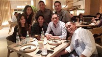 Bersama Nia Ramadhani dan Ardi Bakrie, Budi datang ke pesta ulang tahun salah satu anggota keluarga Bakrie. Akrab, ya? Foto: Instagram @budidjiwandono