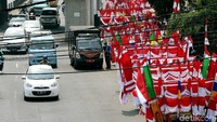 Penampakan para pnejual bendera Merah Putih yang memenuhi kawasan Matraman, Jatinegara, Jakarta, Minggu (29/7/2018).