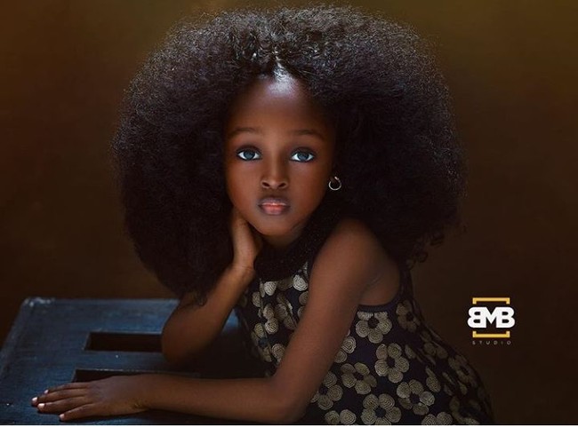 Jare bukanlah model cilik profesional. Ia hanya berpose dengan gaya polos dan apa adanya. Namun wajahnya yang photogenic mungkin bisa mengantarkannya menjadi model. Foto: Instagram/@mofebamuyiwa