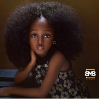 Jare bukanlah model cilik profesional. Ia hanya berpose dengan gaya polos dan apa adanya. Namun wajahnya yang photogenic mungkin bisa mengantarkannya menjadi model. Foto: Instagram/@mofebamuyiwa