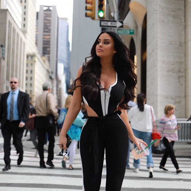 Kini, Abigail sudah menjalani hidup glamour. Ia pun melakukan berbagai perawatan kecantikan mewah. Jika kamu pikir penampilannya kurang natural, hal itu karena Abigail rutin melakukan filler, botox yang tersebar di wajahnya.  Foto: dok. Instagram (abigailratchford)