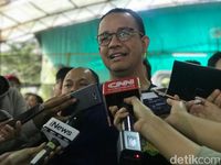 Anies diwawancara usai membuka Piala Gubernur 2018.