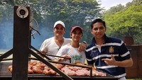 Bersantai bersama keluarga dan kerabat, jadi cara Budi untuk menghabiskan waktu luang bersama. Lengkap dengan pesta BBQ yang meriah. Foto: Instagram @budidjiwandono