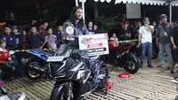 Meski sudah dimodifikasi habis-habisan di bodi dan kaki-kaki, motor masih enak dipakai harian. Yang paling sulit pas masang kaki-kakinya, ujarnya. Foto: Dadan Kuswaraharja