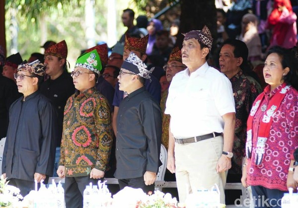 Event ini dibuka Menko Maritim Luhut Binsar Panjaitan bersama Bupati Abdullah Azwar Anas di Taman Blambangan, Banyuwangi (Ardian Fanani/detikTravel) Event ini dibuka Menko Maritim Luhut Binsar Panjaitan bersama Bupati Abdullah Azwar Anas di Taman Blambangan, Banyuwangi (Ardian Fanani/detikTravel)
