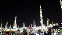 Susana gerhana bulan di Masjid Nabawi.