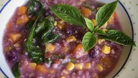 Selain bayam hijau, bayam merah juga bisa dicampurkan dalam bubur Manado. Warnanya jadi ungu cantik. Foto: Instagram @yoear