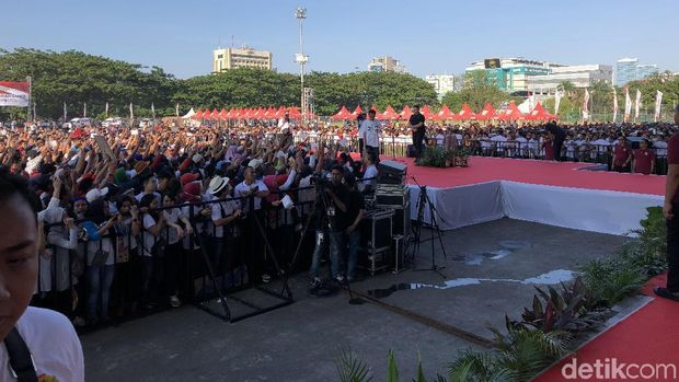 Jokowi Beri Jaket ke Warga yang Teriak I Love You di Sulsel