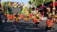 Banyuwangi Ethno Carnival 2018 dipadati ribuan orang di sepanjang rute pawai. Mereka tidak ingin ketinggalan even paling populer di Indonesia ini (Ardian Fanani/detikTravel)