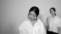 Dalam sebuah pemotretan ini keduanya terlihat memakai konsep black and white. Foto: Raisa dan Dian Sastro (Instagram)