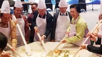 Wah seru banget nih. Diaz lagi membuat bibimbap raksasa bersama menteri dari Korea Selatan. Bikin yang enak ya! Foto: Instagram @diaz.hendropriyono