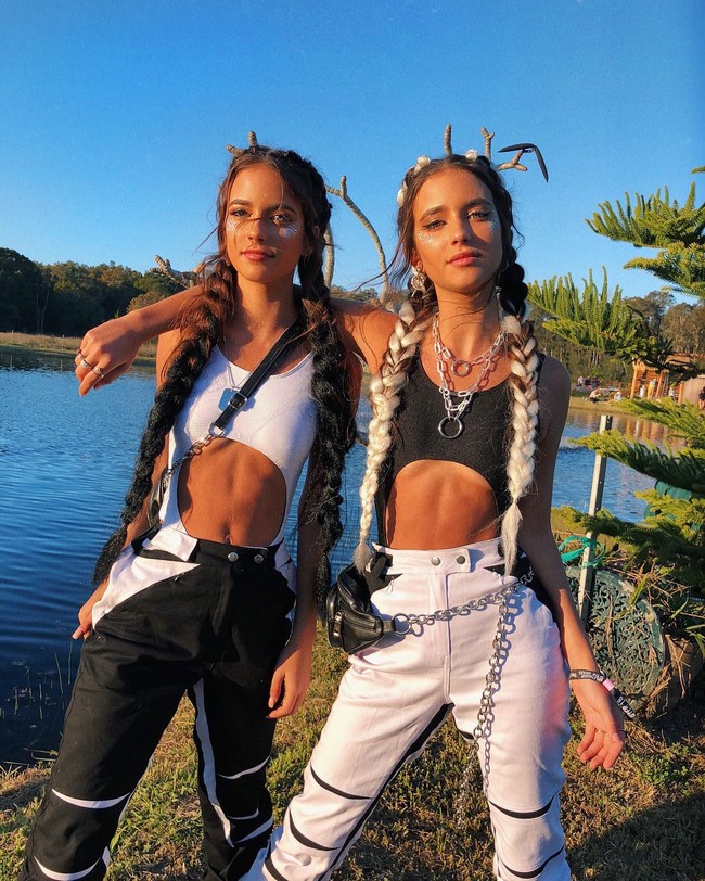 Sudah kenal dengan Renee Herbert dan Elisha Herbert? Mereka adalah kembar identik yang mencuri atensi karena paras yang jelita. Foto: Dok. Instagram