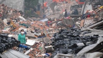 Gempa bumi berkekuatan 9,0 skala Richter mengguncang prefektur Tohoku, Jepang pada tahun 2011. Gempa bumi ini tidak hanya mengakibatkan tsunami setinggi 40 meter tetapi juga mendorong pulau Honshu sejauh 2,4 meter ke arah timur. Gempa bumi ini juga merusak pembangkit listrik tenaga nuklir Fukushima dan menyebabkan kebocoran radiasi. (Foto: Nature)
