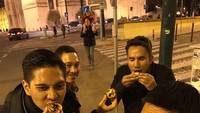 Akrab dengan keluarga pengusaha Bakrie, Budi sering berlibur bersama. Ini pose Budi ketika menikmati salah satu kue khas Eropa bersama Aga Bakrie dan Andra Bakrie. Foto: Instagram @budidjiwandono