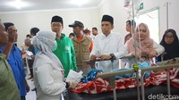Ditemani istrinya, Erika Pandjaitan, TGB menjenguk korban gempa di RS Soedjono, Lombok Timur. Foto: Kanavino/detikcom