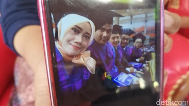 Ganyang nomer 2 dari kiri saat wisuda/
