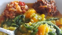 Yang ini lebih banyak sayuran dalam buburnya. Dimakan dengan sambal roa, makin bertambah nikmatnya. Foto : Instagram @matanico281