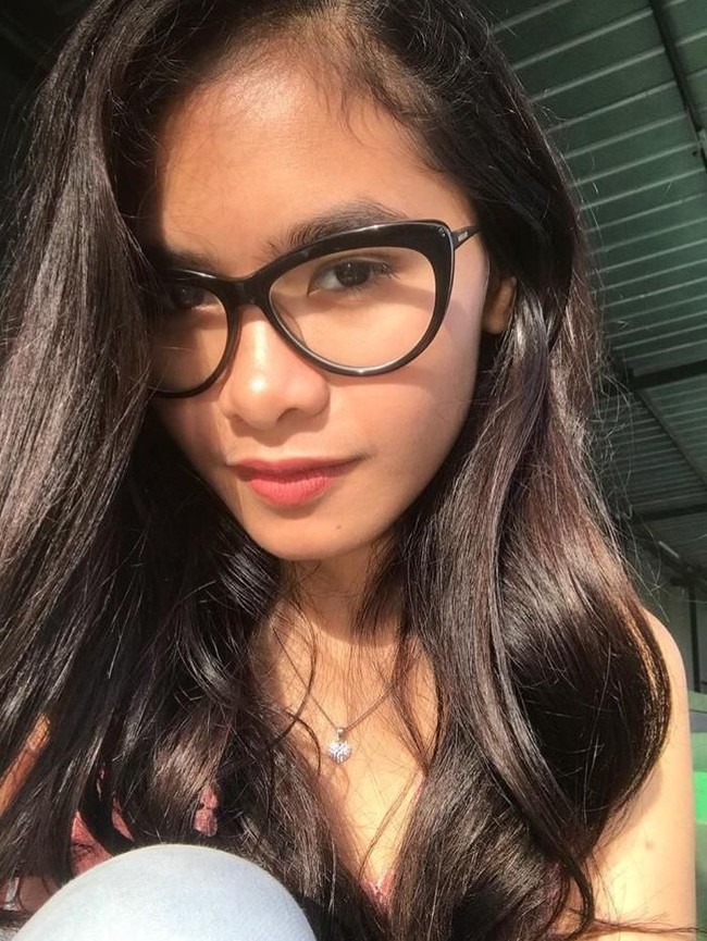 Anak Sekolah di London, Iis Dahlia Nangis Tiap Hari