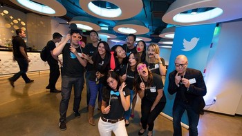 Tidak hanya membuat perut karyawannya senang seharian, Twitter juga memberikan fasilitas berupa kelas akupuntur dan kelas improvisasi di kantornya. Foto: Istimewa