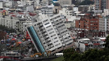 Gempa bumi berkekuatan 7,0 skala Richter mengguncang Taiwan pada 6 Februari 2018. Gempa bumi ini menyebabkan kerusakan di beberapa fasilitas umum seperti jembatan, jalan dan rumah sakit. Sebuah hotel berlantai 10 juga ambruk diakibatkan gempa. (Foto: Reuters)