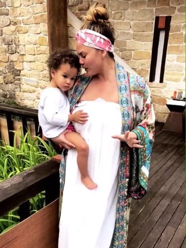 Gaya Kasual John Legend dan Chrissy Teigen Saat Liburan di Bali