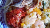 Yang ini dibuat versi kental dengan tambahan udang dan disantap dengan ikan asin kapas plus sambal. Mantap. Foto: Instagram @lennynov