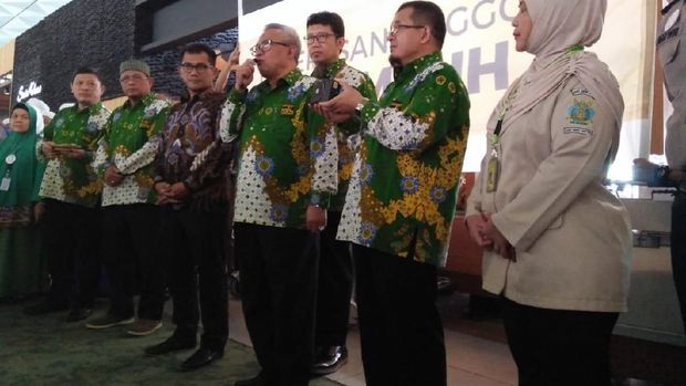 Ketua Umum HIMPUH Baluki Ahmad mendampingi Direktur Bina Umrah dan Haji Khusus (batik cokelat) saat melepas rombongan perdana anggota HIMPUH pada penyelenggaraan haji khusus tahun 2018.