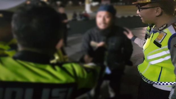 Pria ini ditilang polisi di Sukabumi