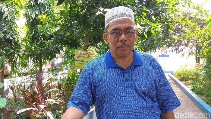 Haji Boy mengaku sudah kenal rokok sejak masih di bangku SMP (Foto: Aisyah/detikHealth) Haji Boy mengaku sudah kenal rokok sejak masih di bangku SMP (Foto: Aisyah/detikHealth)