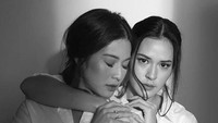 Raisa dan Dian Sastrowardoyo tengah terlihat pekerjaan bersama. Foto: Raisa dan Dian Sastro (Instagram)