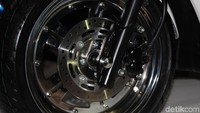 Pelek itu dipadukan dengan ban Pirelli berukuran 3.5 di depan dan 4 di belakang. Foto: Dadan Kuswaraharja