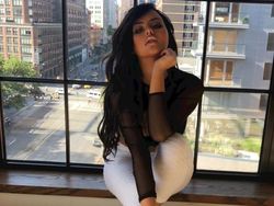 Meraup Fulus Miliaran Berkat Foto Seksi di Instagram