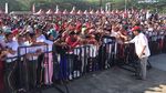 Lautan Massa yang Ikut Jalan Sehat Bareng Jokowi di Makassar