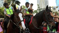 Dua polisi dari Direktorat Polisi Satwa Mabes Polri yang menunggangi kuda untuk mengawasi keamanan FCD, memperbolehkan anak-anak menaiki kuda tersebut.