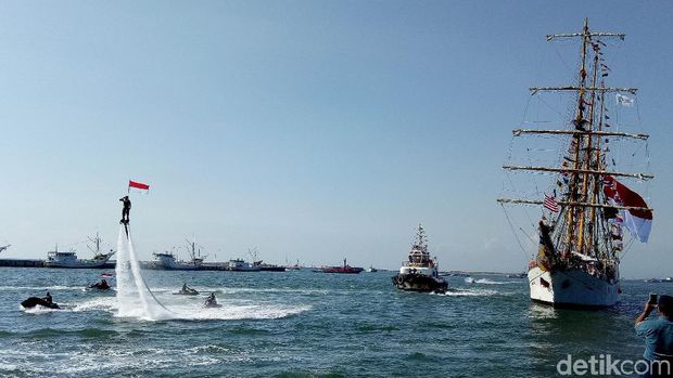 Meriahnya Kirab Obor Asian Games 2018 dengan KRI Dewaruci di Makassar